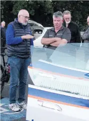  ??  ?? Discussing the Tesla S during Baw Baw Sustainabi­lity Network’s electric vehicle briefing in Warragul are Les Grosberg (left) and Peter Stansfield.