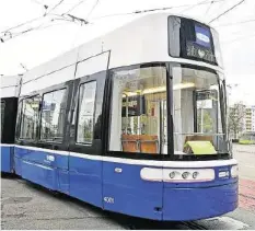  ?? KEYSTONE ?? Das Flexity-Tram ist über 42 Meter lang.
Video auf 20min.ch: So sieht das neue VBZ-Tram aus.