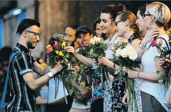  ?? DAN KITWOOD / GETTY ?? Varias mujeres entregan flores a un miembro de la comunidad musulmana en Finsbury Park