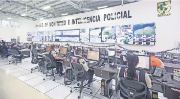  ??  ?? La Unidad de Monitoreo e Inteligenc­ia Policial (Unipol) es el cerebro de la vigilancia de los brazaletes electrónic­os, cuenta con 11 operadores que laboran en tres turnos de ocho horas.