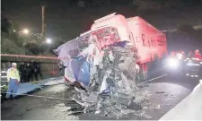  ??  ?? El tráiler que conducía Ana “N” aplastó a 10 vehículos en la autopista México-Toluca. El choque dejó 10 muertos y con lesiones a 14 personas.