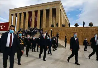  ??  ?? A la dcha., Erdogan visita en Ankara el mausoleo de Atatürk durante el Día de la República, el 29 de octubre de este año.