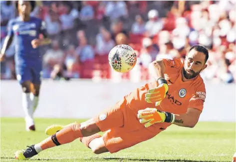  ??  ?? ► Bravo, en una acción del partido disputado ante Chelsea por la final de la Community Shield 2018.