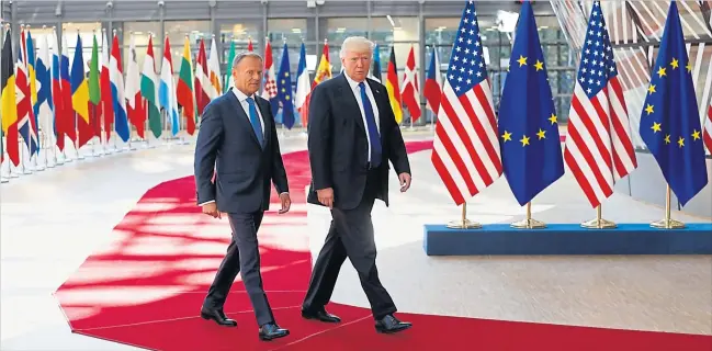  ?? [ Reuters ] ?? Donald trifft Donald: Donald Tusk (links), Präsident des Europäisch­en Rates, und US-Präsident Donald Trump vor ihrem ersten Treffen am Donnerstag in Brüssel.