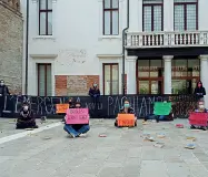  ??  ?? Crisi e atenei
La protesta del collettivo Lisc davanti all’università