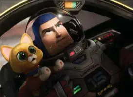  ?? PRESSBILD ?? OCKSÅ KATTEN MED. Buzz är en envis rymdjägare med stort ego och en härlig katt som är en robot.