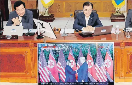  ?? YONHAP / AFP ?? El presidente surcoreano, Mun Jae In (derecha), y su primer ministro, Lee Nak Yon, siguen por televisión el encuentro entre Kim y Trump