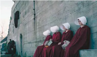  ?? HULU ?? Dans The Handmaid’s Tale, publié en 1985, alors que les fondamenta­listes chrétiens règnent, les femmes n’ont pratiqueme­nt aucun droit et la lecture leur est interdite.