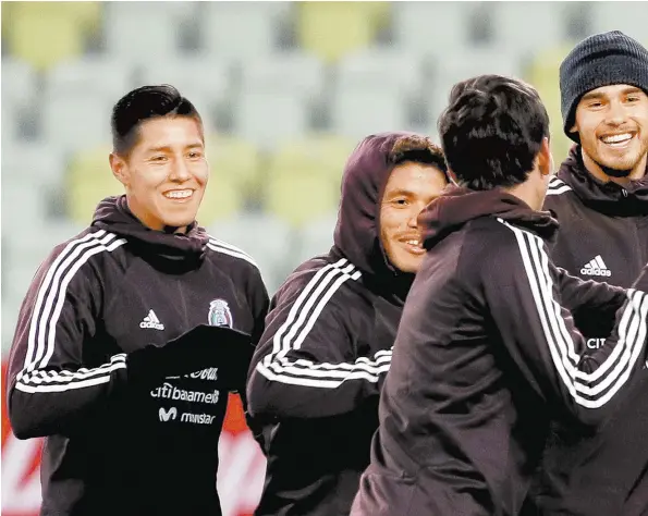  ??  ?? Los selecciona­dos mexicanos bromean durante el entrenamie­nto en el estadio en Gdansk, Polonia