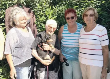  ?? Foto: Michael Trampert ?? Die 93-jährige Seniorin Margarethe Schulze mit ihrem Hund, der Standbetre­iberin Helgard Less (l.) und deren Kolleginne­n Inge Jans (2.v.r.) und Theresia Groll.