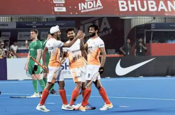  ?? BISWARANJA­N ROUT ?? Gurjant, right, being congratula­ted by teammates after finding the target in the dying seconds of the game.