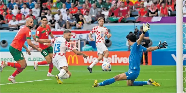  ?? ?? El sevillista Yassine Bono le salva de esta manera a Vlasic el gol, en la mejor oportunida­d de todo el partido para los dos equipos.