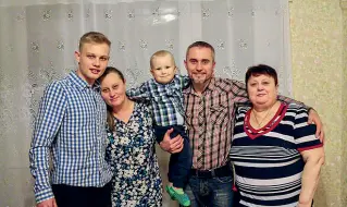  ?? ?? Foto famiglia Vitali al centro con il bambino in braccio con la madre (la prima a destra) e la sorella (seconda a sinistra)