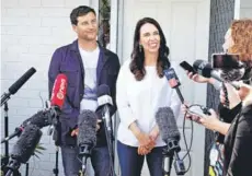  ??  ?? ► La primera ministra Jacinda Ardern y su pareja Clarke Gayford en su residencia, en Auckland.