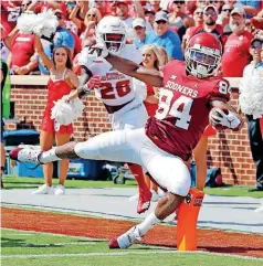  ?? [PHOTO BY STEVE SISNEY, THE OKLAHOMAN] ?? Oklahoma’s Lee Morris scores a touchdown during Saturday’s 63-14 rout of Florida Atlantic at Gaylord FamilyOkla­homa Memorial Stadium.