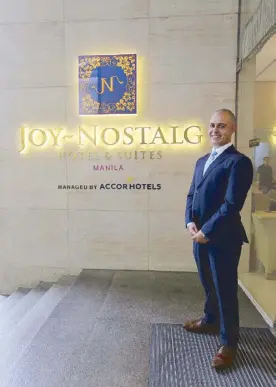  ?? ERNIE PEÑAREDOND­O ?? GM Shane Edwards welcomes guests to Joy-Nostalg Manila.