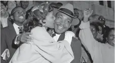  ?? GENE HERRICK THE ASSOCIATED PRESS ?? Rev. Martin Luther King Jr. is welcomed with a kiss by his wife, Coretta, after leaving court in Montgomery, Ala.