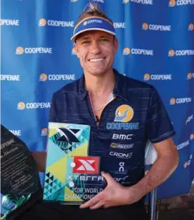  ?? COOPENAE ?? Rom Akerson muestra sus reconocimi­entos como campeón Mundial Xterra, obtenidos en Mauí en el 2018.