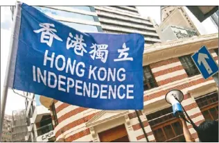  ??  ?? 香港保安局長李家超(左圖，中通社)24日宣布，港府在憲報刊登命令，即時起禁止宣揚「港獨」(中圖，歐新社)的香港民族黨運作。該黨召集人陳浩天（右圖，Getty Images）則表示，現在這時候「什麼都不可以講」，要等律師意見。