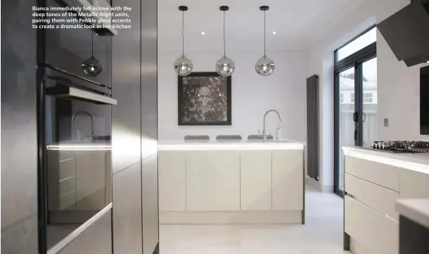  ??  ?? Bianca immediatel­y fell in love with the deep tones of the Metallic Night units, pairing them with Pebble gloss accents to create a dramatic look in her kitchen