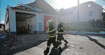  ??  ?? Každý čtvrtý dům. Rohoznou na Vysočině zasáhla vichřice drtivě. Vážně poškozena je tam každá čtvrtá budova včetně hasičské zbrojnice. Foto: Petr Lemberk, MAFRA