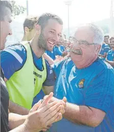  ?? LMU ?? La plantilla de la Real despidió a Mitxelo al término del entrenamie­nto al que se unió ya Januzaj. Moreno y el coach Ibarrondo, que se conocieron en la selección mexicana, charlaron y Garitano apretó a Pardo por la tardeFOTOS: