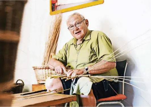  ?? FOTOS (3): JANA BAUCH ?? Jeden Montag treffen sich die alten Korbmacher­meister im Schuppen des Museums. Fred Krings (81) flicht hier das Bodenkreuz eines Weidenkorb­s.