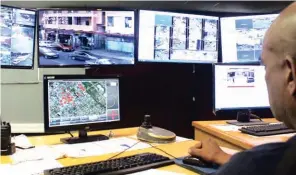  ?? Photo: Nwabiso Dlamini ?? A Safe City operator in the control room.