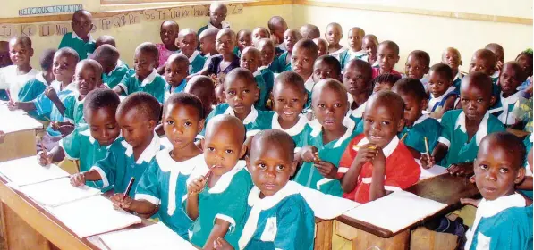  ?? Foto: Joseph Sserunjogi ?? So klein und schon so fleißig: Kinder eines Kindergart­ens in der Diözese Kiyinda Mityana in Uganda.