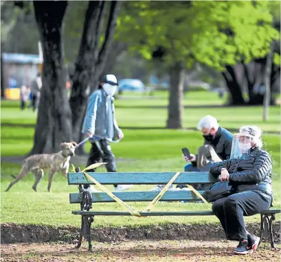  ?? GERMÁN GARCÍA ADRASTI ?? Aire libre. Parque Avellaneda, ayer. Los casos siguen en fase de ascenso.