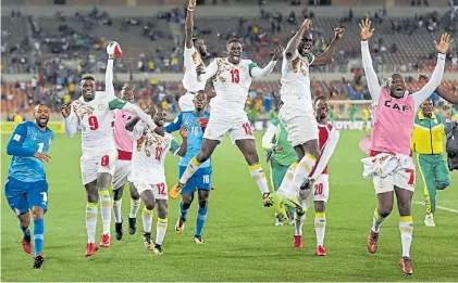  ?? REUTERS ?? VENCIÓ 2-0 A SUDÁFRICA Y JUGARÁ SU SEGUNDO MUNDIAL Locura senegalesa. Festejan sus jugadores en Polokwane, donde vencieron al local Sudáfrica.