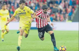  ?? FOTO: EFE ?? Jaume Costa con Raúl García, en el reciente Athletic-Villarreal