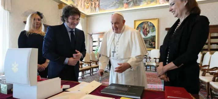  ?? ?? ► El Papa Francisco y Javier Milei intercambi­an presentes tras su reunión.