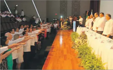  ??  ?? Arriba, la toma de protesta de la nueva directiva de Coparmex Mérida, que por segunda vez preside Gustavo Cisneros Buenfil. A la izquierda, la intervenci­ón del líder nacional de Coparmex, Gustavo de Hoyos Walther, en la ceremonia efectuada ayer en el...