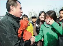  ?? PROVIDED TO CHINA DAILY ?? A relative of Cheng Fagen cries with joy while holding Cheng's hand outside a court in Nanchang, Jiangxi province, after Cheng and three other men had their conviction­s for murder, rape and robbery overturned on Dec 22, following 13 years in prison.