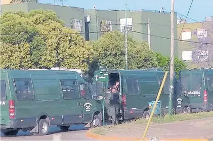  ?? MARIO SAYES ?? Gendarmerí­a y Bonaerense. Ayer a la tarde “dieron vuelta el Barrio Don Orione”, según un vecino.