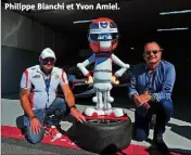  ??  ?? Philippe Bianchi et Yvon Amiel. Peut-être la verra-t-on en modèle réduit le  juin  dans les mains du vainqueur du GP de France. « Ce serait