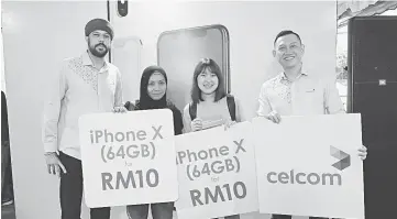  ??  ?? iPhone X early birds Tan Hui Sze (second right) and Imee Juiana Tajuddin (second left) pose for a group photo with Celcom Axiata Berhad chief marketing officer Zalman Aefendy Zainal Abidin (right) and head of Device Business Harcharan Singh (left)...
