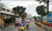  ??  ?? La préparatio­n d’un trottoir empiète sur une voie et nécessite la mise en service d’un feu alternat.