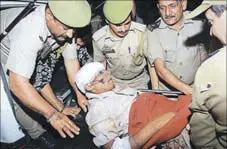  ?? NITIN KANOTRA/HT ?? An injured being shifted to the government medical college and hospital in Jammu on Thursday.