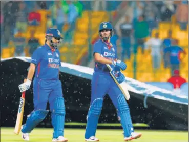  ?? BCCI ?? Skipper Rishabh Pant (L) and Shreyas Iyer walk off as rain stops play during the fifth T20I against South Africa in Bengaluru.