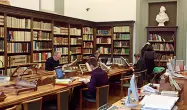  ??  ?? La sala di lettura A destra la sala di lettura della Biblioteca Laurenzian­a da cui lo Stato rischia di essere sfrattato perché non ha pagato più l’affitto