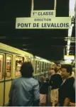  ?? ?? Une rame de métro vient d’entrer dans une station de la ligne 3 (Gallieni-Pont de Levallois). Sur le quai est signalisé l’emplacemen­t des wagons de première classe.