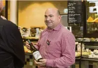  ?? Foto: JS Deutschlan­d ?? Weinspezia­list Christian Dargel findet für die Kunden genau das richtige Tröpfchen.