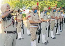  ?? KESHAV SINGH/HT ?? ■
Police personnel pay honours to Olympian Balbir Singh Senior at the cremation ground in Sector 25, Chandigarh, on Monday; and (right) Punjab sports minister Rana Gurmeet Singh Sodhi paying last respects to the hockey legend before cremation.