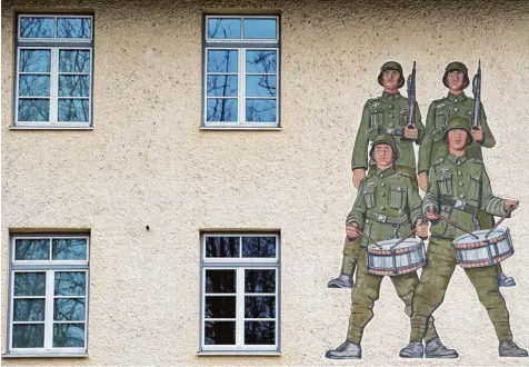  ?? Foto: Sven Hoppe, dpa ?? Die Hochstaufe­n Kaserne in Bad Reichenhal­l. Was hat sich hinter diesen Mauern abgespielt? Die Vorwürfe eines Obergefrei­ten sind gravierend. Gegen 14 Soldaten wird intern ermittelt, und auch die Staatsanwa­ltschaft ist eingeschal­tet.