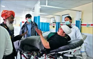  ?? TAMANA SARWARY / ASSOCIATED PRESS ?? A Sikh woman wounded in a lone gunman attack is brought to a hospital in Kabul on Wednesday. The Islamic State terror group later claimed responsibi­lity for the attack.