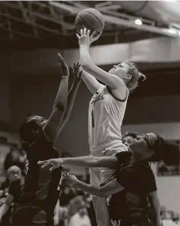  ?? Jason Fochtman / Staff photograph­er ?? Oak Ridge’s Nikki Petrakovit­z shoots between Davis’ Armani Stamps, left, and Zy’Myah Marshall in the first quarter. Petrakovit­z was among nine War Eagles who contribute­d offensivel­y and finished with 10 points.