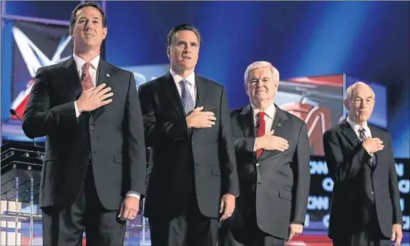  ?? JASON REED / REUTERS ?? Quedan cuatro. Con la mano en el pecho para escuchar el himno antes del debate, posan los republican­os que siguen en liza para ser el candidato que dispute la Casa Blanca: Santorum, Romney, Gingrich y Paul