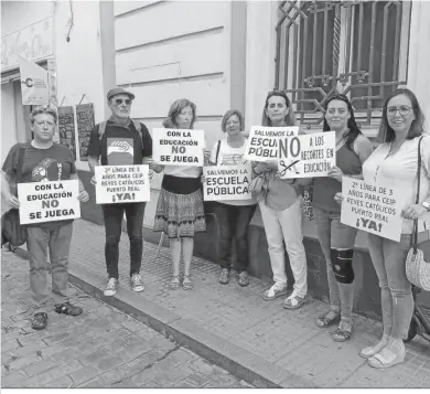  ?? ?? Proteste ante la delegación de Educación en Cádiz por la pérdida de una línea en el colegio Reyes Católicos.